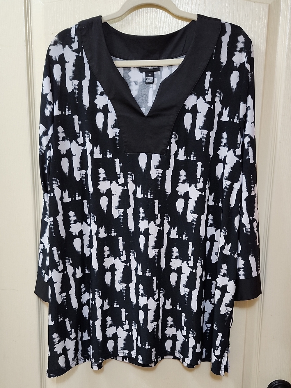 Jaquline Black & White V-Neck Abstract Print Tunic